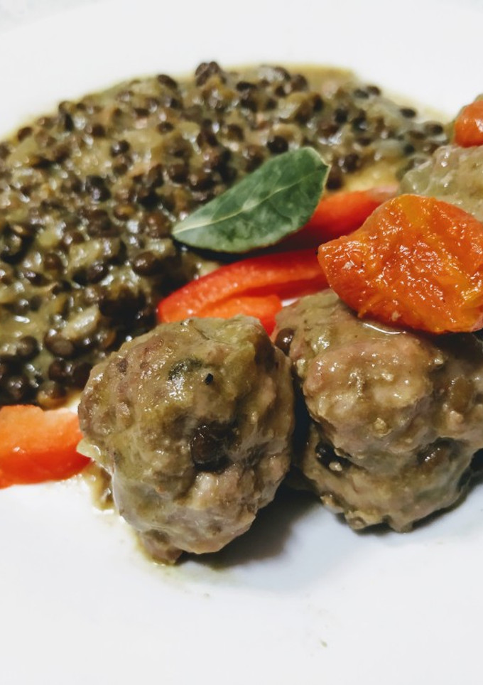 Una foto de Albóndigas en salsa y lentejas caviar