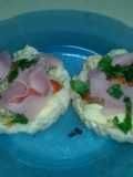 Pizzetas de galletas de arroz con queso muzzarella, roquefort, cherry y albahaca