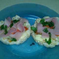 Foto principal de Pizzetas de galletas de arroz con queso muzzarella, roquefort, cherry y albahaca