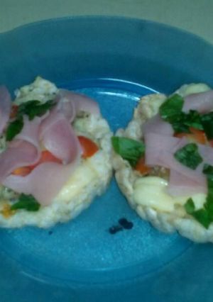 Una foto de Pizzetas de galletas de arroz con queso muzzarella, roquefort, cherry y albahaca