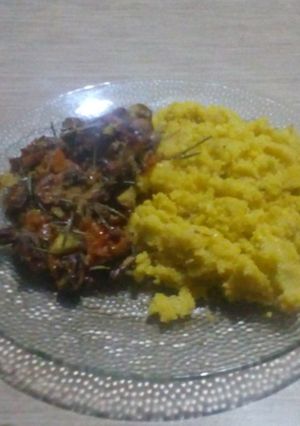 Una foto de Polenta con ragú de castañas y tomates cherry