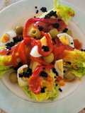 Ensalada de cogollos, pimientos confitados sucedáneo de caviar y mermelada de tomate