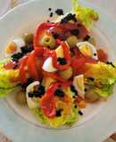 Ensalada de cogollos, pimientos confitados sucedáneo de caviar y mermelada de tomate