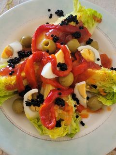 Una foto de Ensalada de cogollos, pimientos confitados sucedáneo de caviar y mermelada de tomate