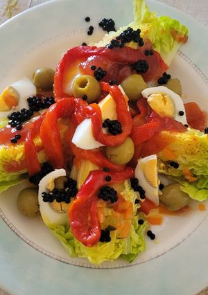 Una foto de Ensalada de cogollos, pimientos confitados sucedáneo de caviar y mermelada de tomate