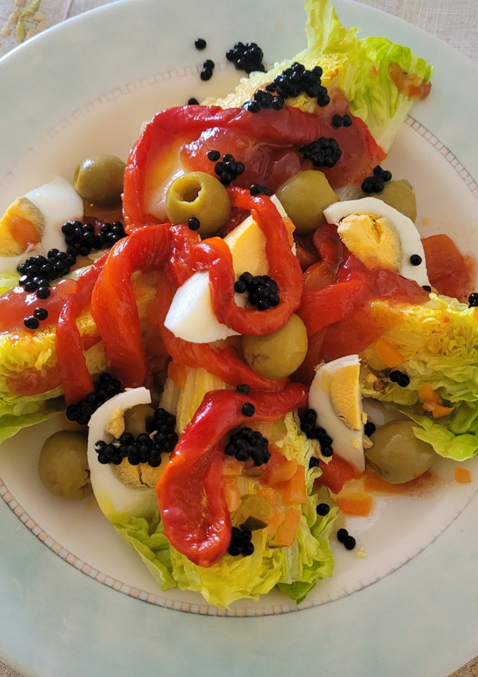 Una foto de Ensalada de cogollos, pimientos confitados sucedáneo de caviar y mermelada de tomate