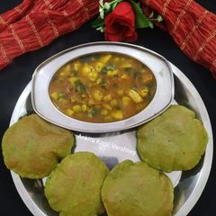 A picture of Spinach Puri.