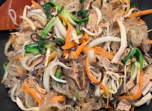 Hình của món Miến xào thập cẩm chay.