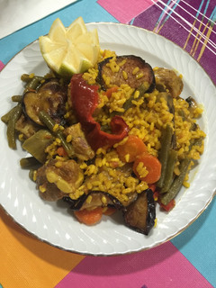 Una foto de Arroz de costillejas y verduras
