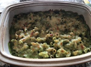 Una foto de Coditos con salsa de espinaca y queso