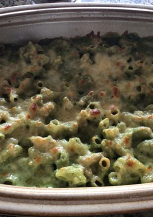 Una foto de Coditos con salsa de espinaca y queso
