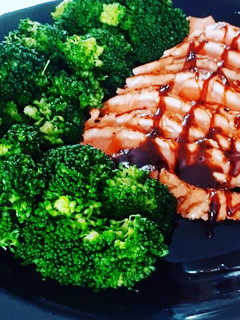 Una foto de Salmón marinado en soja con brócoli