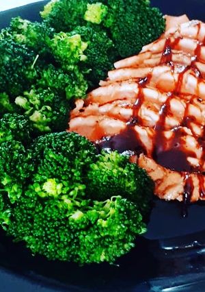 Una foto de Salmón marinado en soja con brócoli