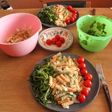 Fusillis tricolor y enslada + mayonesa de ajo y tomatitos