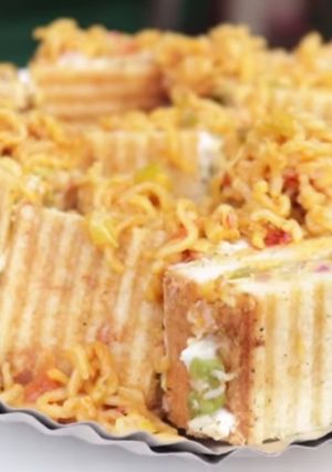 મેંગી સેન્ડવીચ (Maggi Sandwich Recipe In Gujarati) રેસીપી મુખ્ય ફોટો