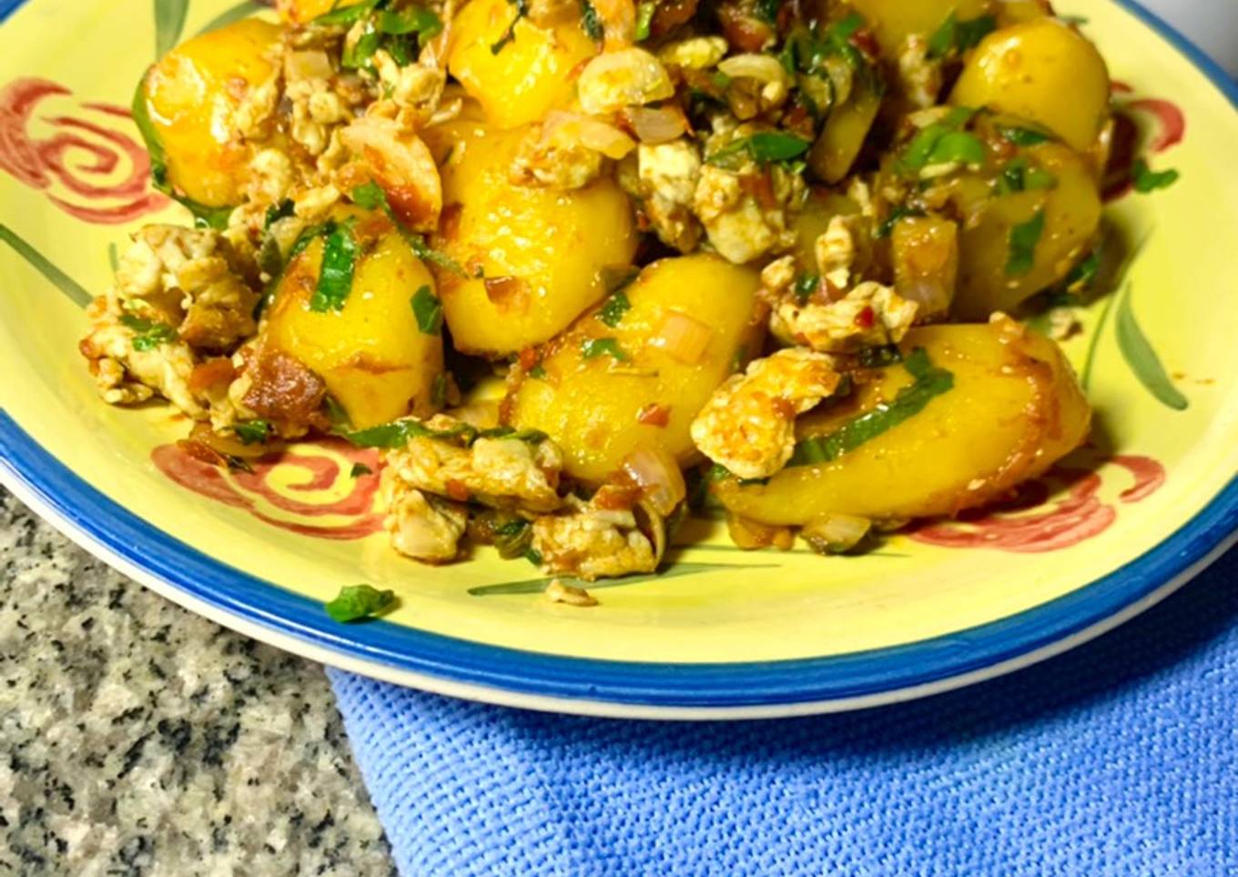 Pan fried potatoes with eggs and veggies