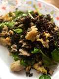 Riso venere con merluzzo, spinaci alla curcuma