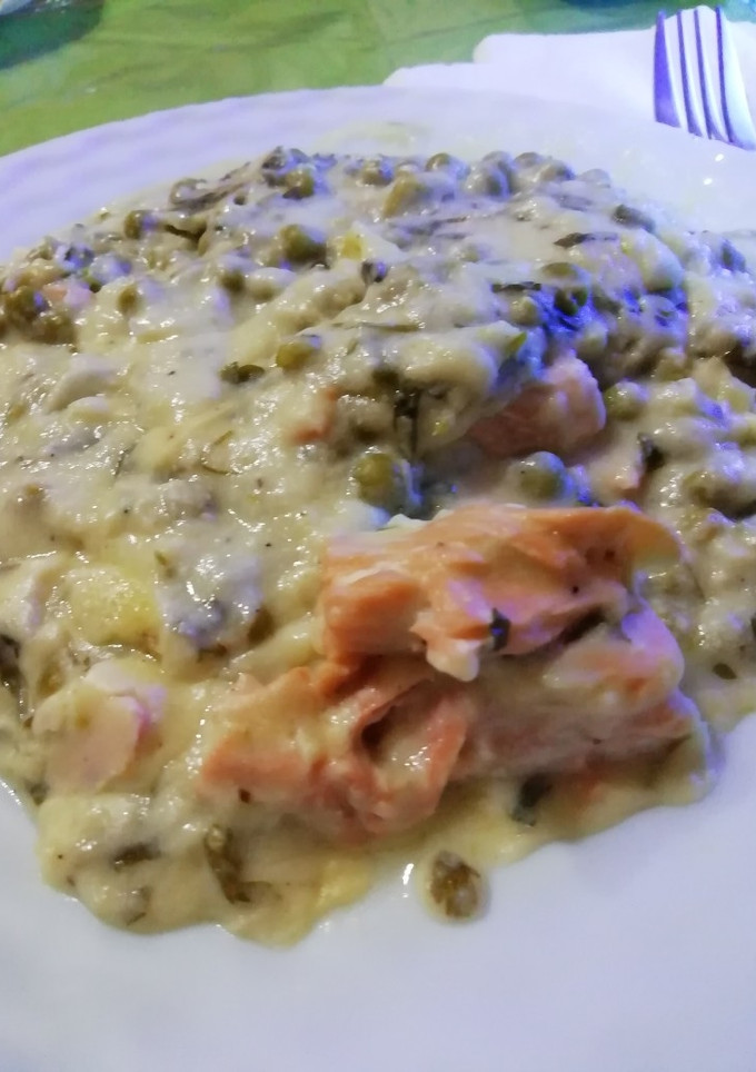 Una foto de Salmón con mi salsa verde especial
