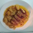 Pechuga de pollo rellena y envuelta en bacon con patatas al horno