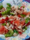 Ensalada colorida de alubias y atún