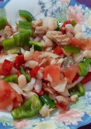 Una foto de Ensalada colorida de alubias y atún