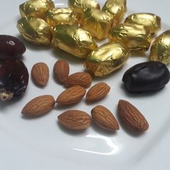 A picture of Almond and dates chocolate.