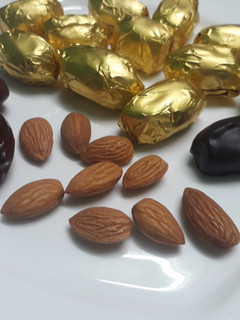 A picture of Almond and dates chocolate.