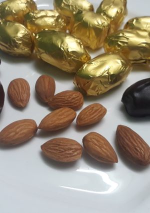 A picture of Almond and dates chocolate.