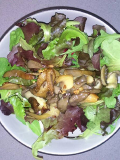 Una foto de Ensalada tíbia con setas