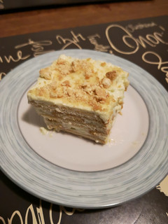 Una foto de Carlota de limón y queso crema