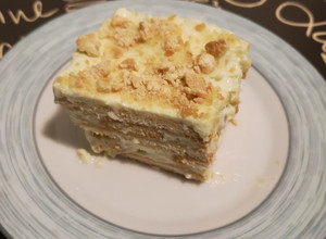 Una foto de Carlota de limón y queso crema