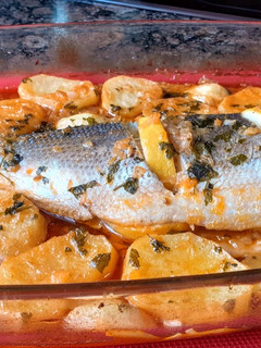 Una foto de LUBINA AL HORNO, CON PATATAS PANADERA