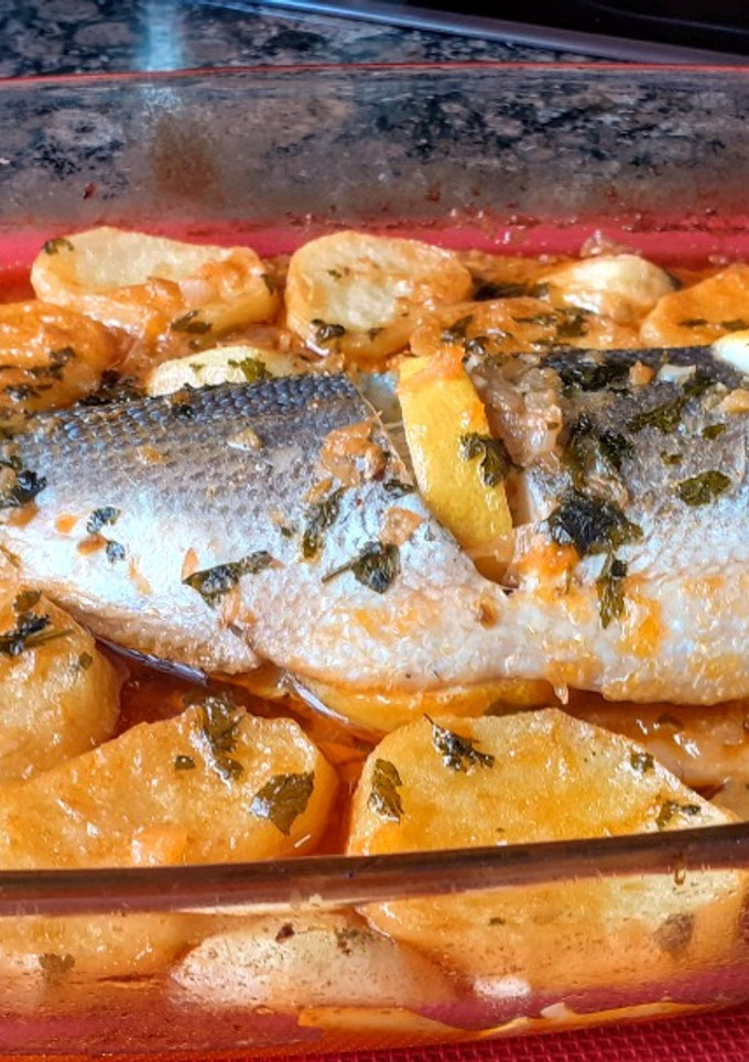 Una foto de LUBINA AL HORNO, CON PATATAS PANADERA