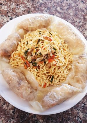 Hình của món Mì trộn + hoành thánh.