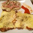 Bondiola a la pizza acompañado de puré con salsa de queso, verdeo y jamón con reducción de pimiento ahumado