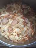 Massa ninhos (tagliate) com salsicha toscana