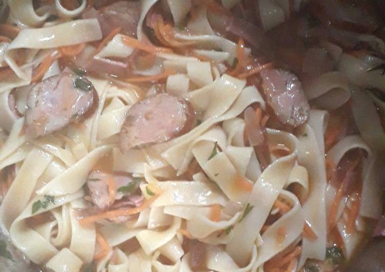 Recipe of Quick Massa ninhos (tagliate) com salsicha toscana