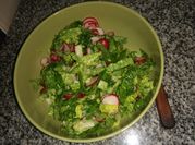 Una foto de ensalada de rabanitos con lechuga
