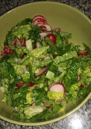 Una foto de Ensalada de Lechuga y Rabanitos