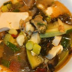 A picture of Oyster tofu soup 牡蛎雪菜豆腐汤.