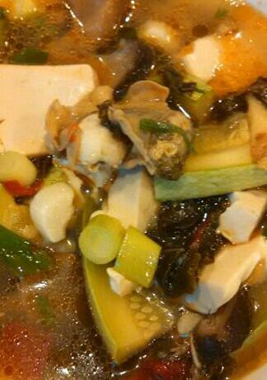 A picture of Oyster tofu soup 牡蛎雪菜豆腐汤.