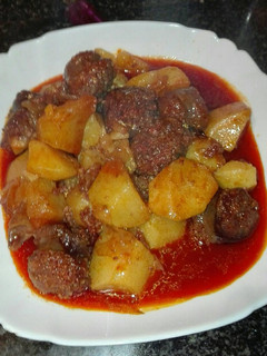 Una foto de Patatas al estilo riojano con chorizo de jabalí en la olla GM g