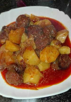 Una foto de Patatas al estilo riojano con chorizo de jabalí en la olla GM g