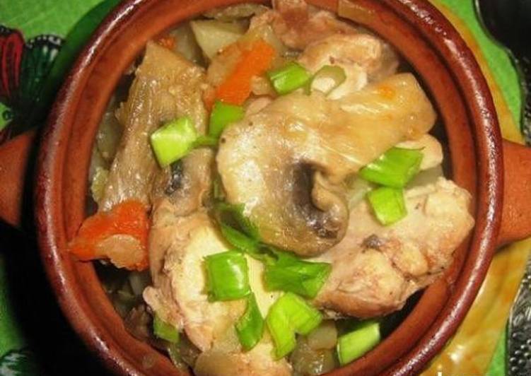 Рыба в горшочках с овощами. Рыба в горшочке. Рыба запеченная в горшочке. Рыба в горшочках с овощами. Рыба в горшочках в духовке.