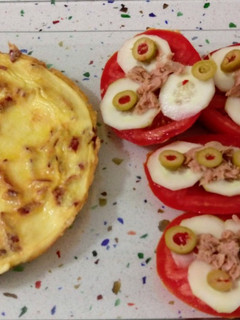 Una foto de Tortilla de jamón y ensalada de tomate, pepino y atún