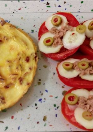 Foto principal de Tortilla de jamón y ensalada de tomate, pepino y atún