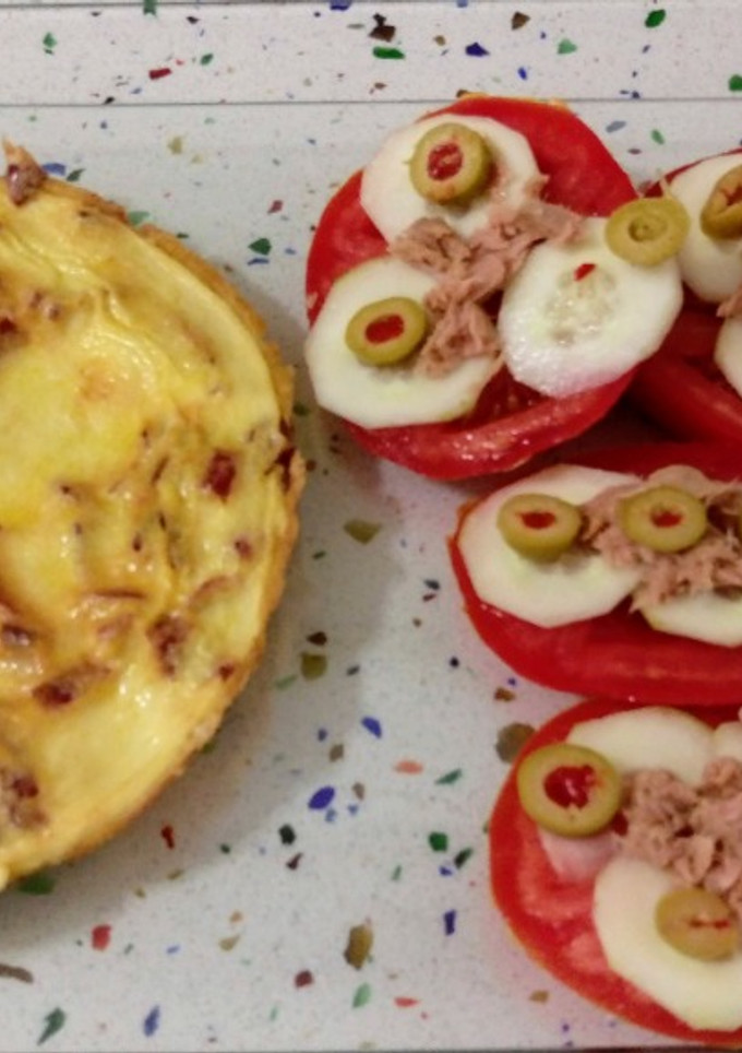 Una foto de Tortilla de jamón y ensalada de tomate, pepino y atún