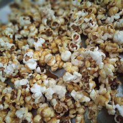 A picture of Caramel popcorn (popcorn chikki).