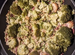 Une photo de Poêlée brocolis, lardons, ébly, haricots verts et cordon bleu
