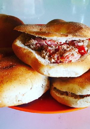 Una foto de Desayuno: Pan con atún, cebolla y tomate